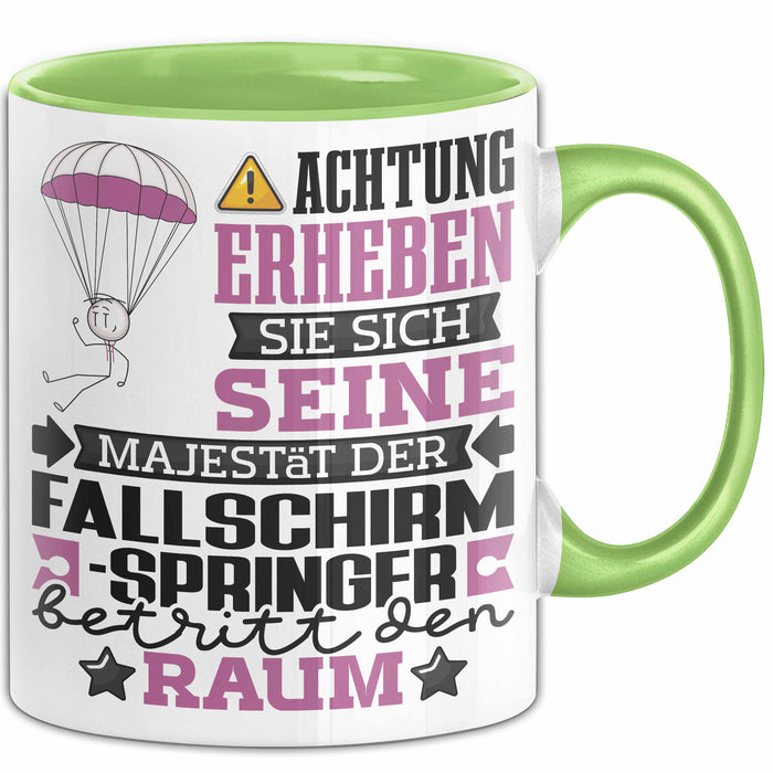 Fallschirmspringer Geschenk Tasse Lustiger Spruch Erheben Sie Sich Der Fallschirmspringer Betritt den Raum Grün Trendation