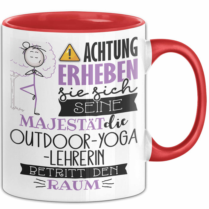 Outdoor-Yoga-Lehrerin Tasse Geschenk Lustiger Spruch Bitte Erheben Sie Sich Seine Majestät Die Outdoor-Yoga-Lehrerin Betritt Den Raum Rot Trendation