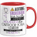 Outdoor-Yoga-Lehrerin Tasse Geschenk Lustiger Spruch Bitte Erheben Sie Sich Seine Majestät Die Outdoor-Yoga-Lehrerin Betritt Den Raum Rot Trendation