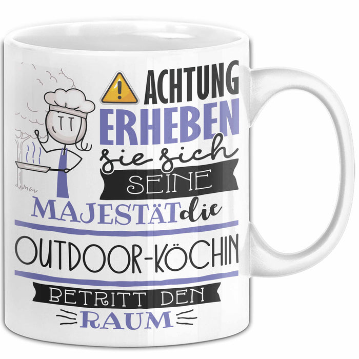 Outdoor-Köchin Tasse Geschenk Lustiger Spruch Bitte Erheben Sie Sich Seine Majestät Die Outdoor-Köchin Betritt Den Raum Weiß Trendation