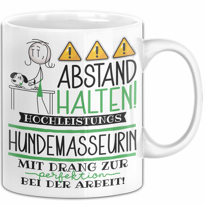 Hundemasseurin Tasse Geschenk Lustig Abstand Halten Hochleistungs-Hundemasseurin Mit Drang Zur Perfektion Bei Der Arbeit Weiß Trendation