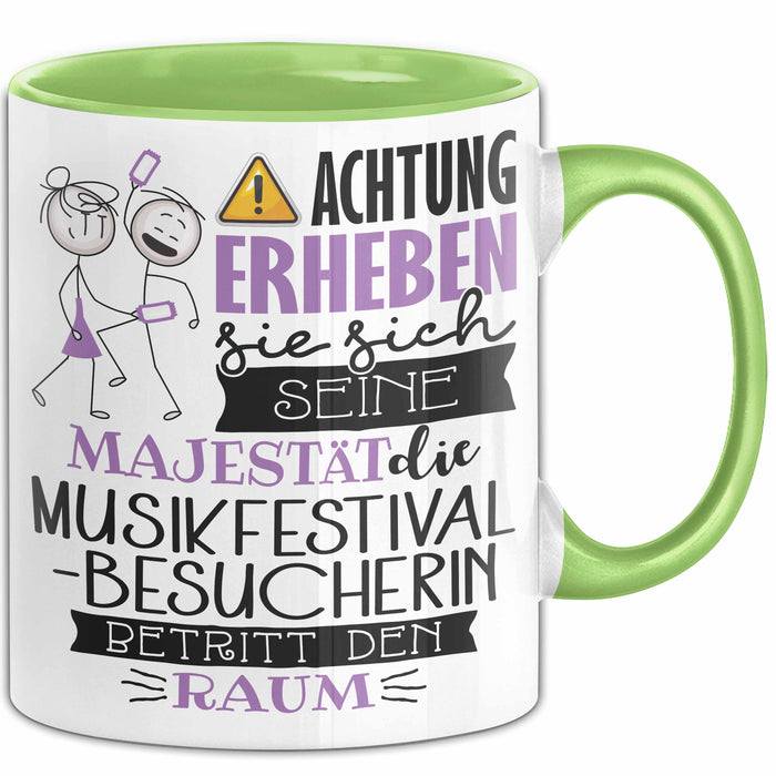 Musikfestival-Besucherin Tasse Geschenk Lustiger Spruch Bitte Erheben Sie Sich Seine Majestät Die Musikfestival-Besucherin Betritt Den Raum Grün Trendation