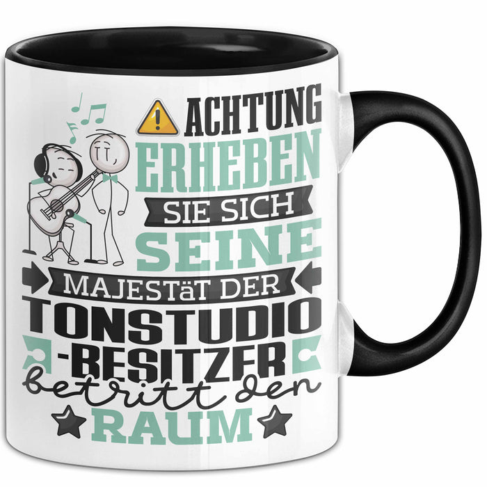 Tonstudio-Besitzer Geschenk Tasse Lustiger Spruch Erheben Sie Sich Der Tonstudio-Besitzer Betritt den Raum Schwarz Trendation