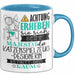 Katzenspielzeug-Designerin Tasse Geschenk Lustiger Spruch Bitte Erheben Sie Sich Seine Majestät Die Katzenspielzeug-Designerin Betritt Den Raum Blau Trendation