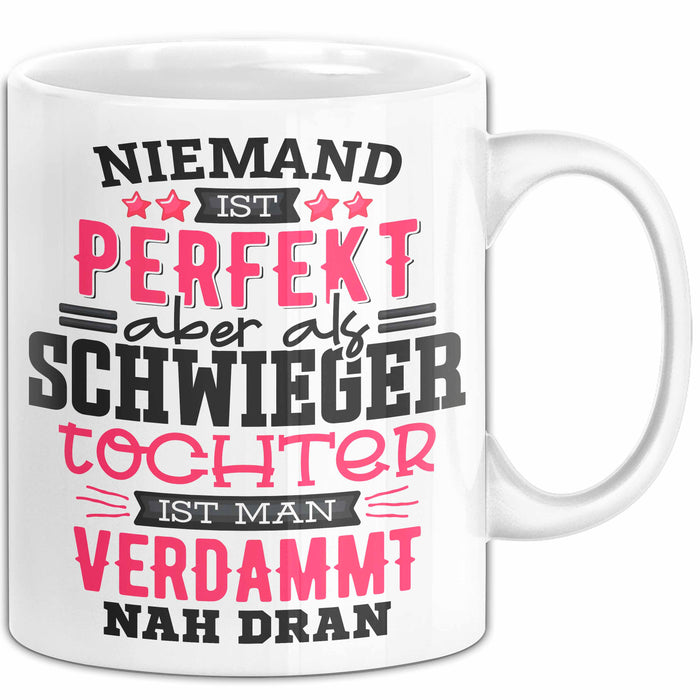 Schwiegertochter Tasse Geschenk Spruch Niemand Ist Perfekt Aber Als Schwiegertochter Ist Man Nah Dran Becher Weiß Trendation