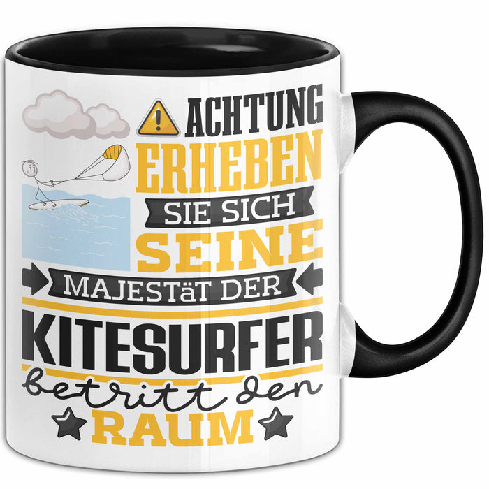Kitesurfer Geschenk Tasse Lustiger Spruch Erheben Sie Sich Der Kitesurfer Betritt den Raum Schwarz Trendation