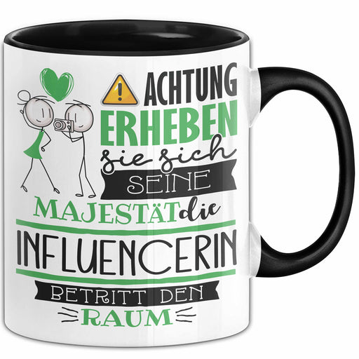 Influencerin Tasse Geschenk Lustiger Spruch Bitte Erheben Sie Sich Seine Majestät Die Influencerin Betritt Den Raum Schwarz Trendation