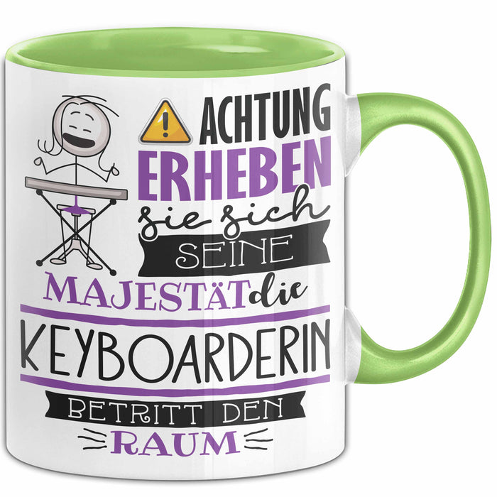 Keyboarderin Tasse Geschenk Lustiger Spruch Bitte Erheben Sie Sich Seine Majestät Die Keyboarderin Betritt Den Raum Grün Trendation