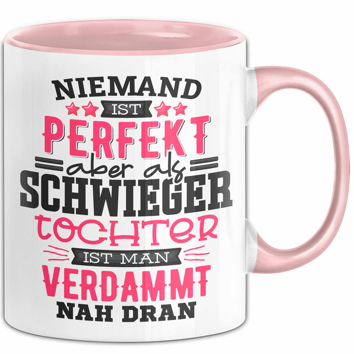 Schwiegertochter Tasse Geschenk Spruch Niemand Ist Perfekt Aber Als Schwiegertochter Ist Man Nah Dran Becher Rosa Trendation