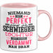 Schwiegertochter Tasse Geschenk Spruch Niemand Ist Perfekt Aber Als Schwiegertochter Ist Man Nah Dran Becher Rosa Trendation