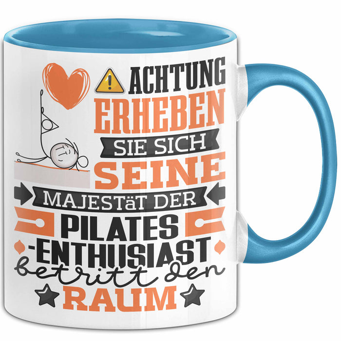 Pilates-Enthusiast Geschenk Tasse Lustiger Spruch Erheben Sie Sich Der Pilates-Enthusiast Betritt den Raum Blau Trendation