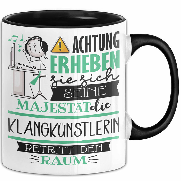 Klangkünstlerin Tasse Geschenk Lustiger Spruch Bitte Erheben Sie Sich Seine Majestät Die Klangkünstlerin Betritt Den Raum Schwarz Trendation
