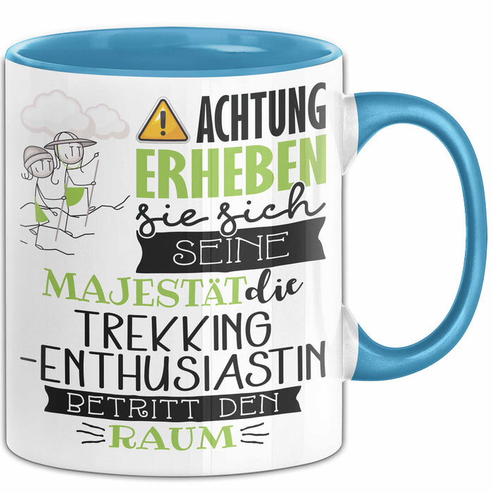 Trekking-Enthusiastin Tasse Geschenk Lustiger Spruch Bitte Erheben Sie Sich Seine Majestät Die Trekking-Enthusiastin Betritt Den Raum Blau Trendation