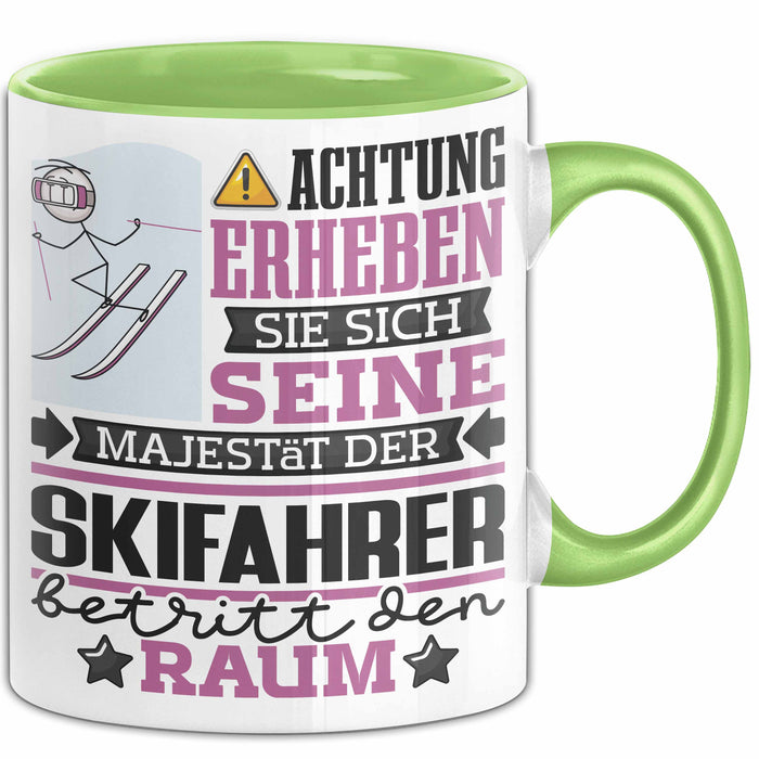 Skifahrer Geschenk Tasse Lustiger Spruch Erheben Sie Sich Der Skifahrer Betritt den Raum Grün Trendation