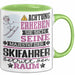 Skifahrer Geschenk Tasse Lustiger Spruch Erheben Sie Sich Der Skifahrer Betritt den Raum Grün Trendation