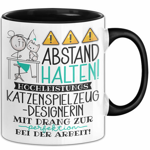 Katzenspielzeug-Designerin Tasse Geschenk Lustig Abstand Halten Hochleistungs-Katzenspielzeug-Designerin Mit Drang Zur Perfektion Bei Der Arbeit Trendation
