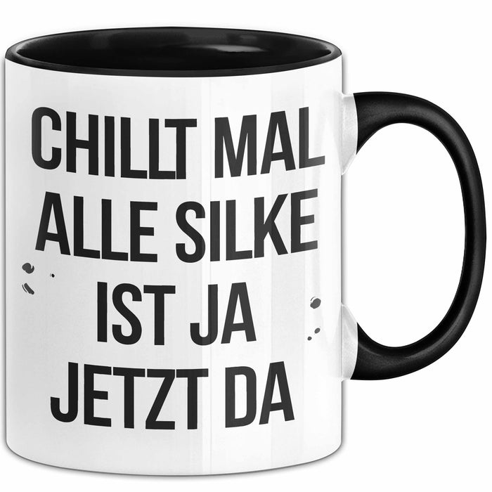 Silke Tasse Geschenk Chillt Mal Alle Silke Ist Ja Jetzt Da Geschenkidee Becher mit Name Schwarz Trendation
