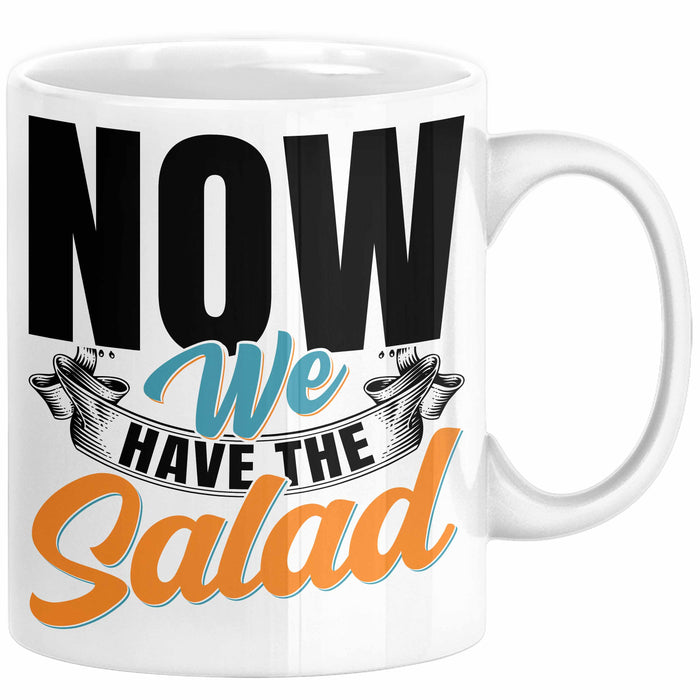 Now We Have The Salad Tasse Geschenk Deutsch Englisch Wortspiel Weiß Trendation