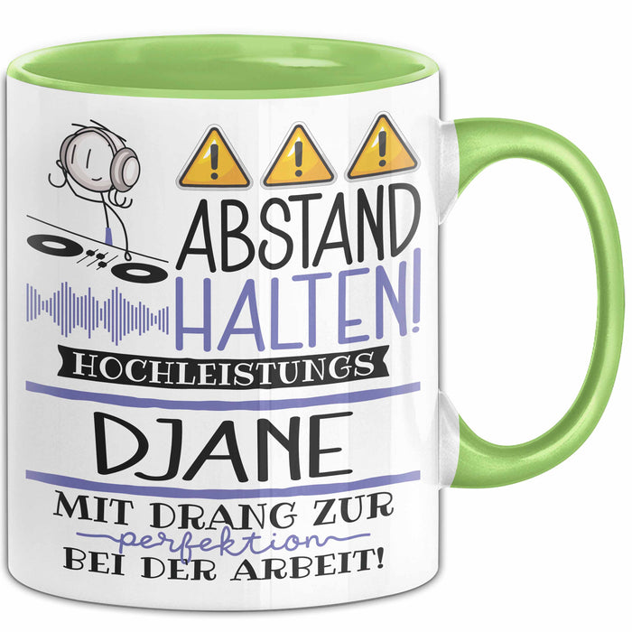 DJane Tasse Geschenk Lustig Abstand Halten Hochleistungs-DJane Mit Drang Zur Perfektion Bei Der Arbeit Grün Trendation