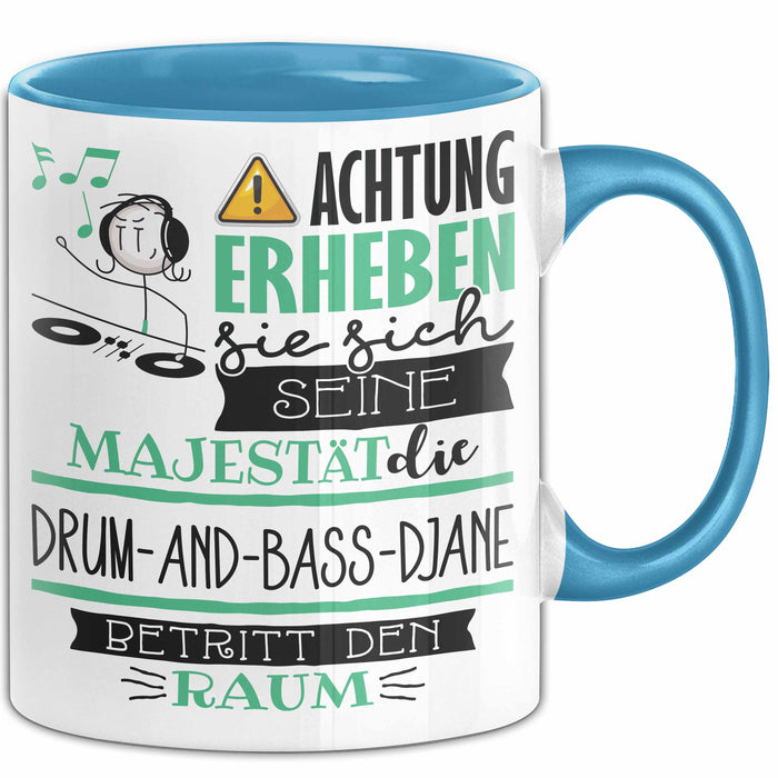 Drum-and-Bass-DJane Tasse Geschenk Lustiger Spruch Bitte Erheben Sie Sich Seine Majestät Die Drum-and-Bass-DJane Betritt Den Raum Blau Trendation