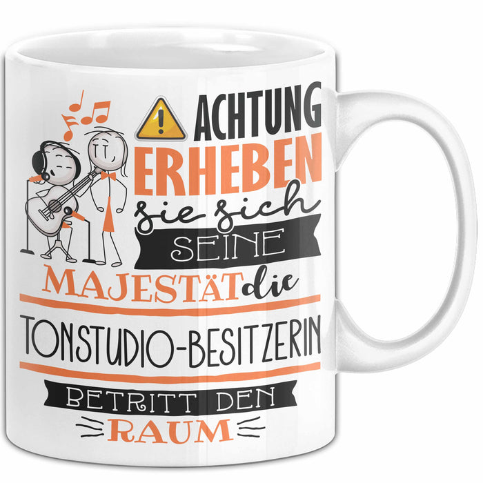Tonstudio-Besitzerin Tasse Geschenk Lustiger Spruch Bitte Erheben Sie Sich Seine Majestät Die Tonstudio-Besitzerin Betritt Den Raum Weiß Trendation