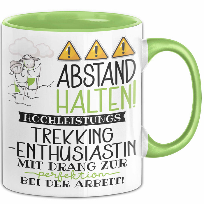 Trekking-Enthusiastin Tasse Geschenk Lustig Abstand Halten Hochleistungs-Trekking-Enthusiastin Mit Drang Zur Perfektion Bei Der Arbeit Grün Trendation