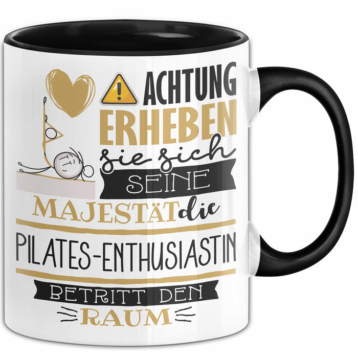 Pilates-Enthusiastin Tasse Geschenk Lustiger Spruch Bitte Erheben Sie Sich Seine Majestät Die Pilates-Enthusiastin Betritt Den Raum Schwarz Trendation