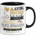 Pilates-Enthusiastin Tasse Geschenk Lustiger Spruch Bitte Erheben Sie Sich Seine Majestät Die Pilates-Enthusiastin Betritt Den Raum Schwarz Trendation