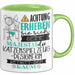 Katzenspielzeug-Designerin Tasse Geschenk Lustiger Spruch Bitte Erheben Sie Sich Seine Majestät Die Katzenspielzeug-Designerin Betritt Den Raum Grün Trendation