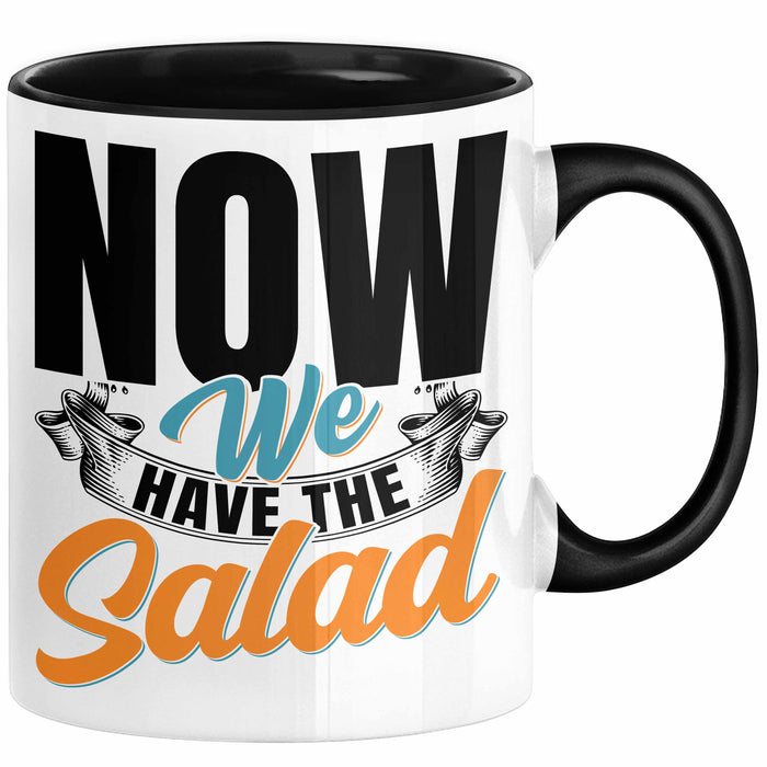 Now We Have The Salad Tasse Geschenk Deutsch Englisch Wortspiel Schwarz Trendation