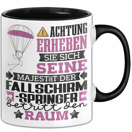 Fallschirmspringer Geschenk Tasse Lustiger Spruch Erheben Sie Sich Der Fallschirmspringer Betritt den Raum Schwarz Trendation