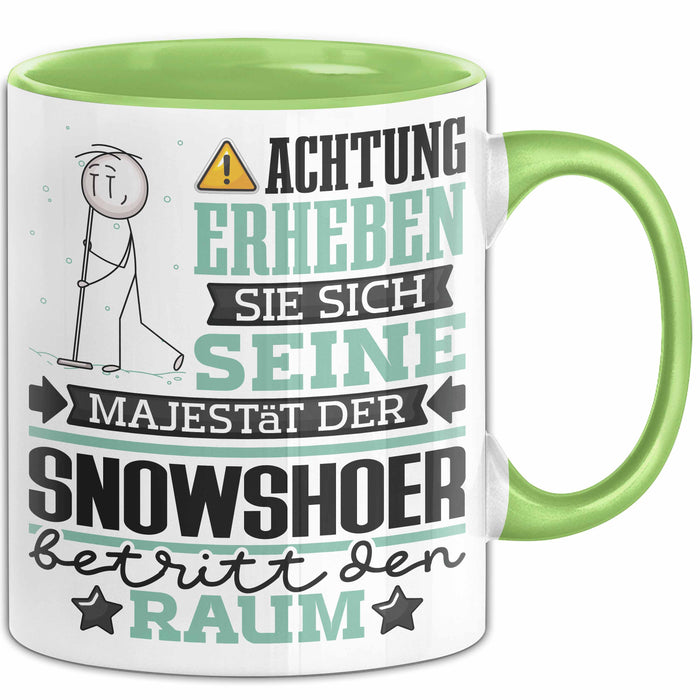 Snowshoer Geschenk Tasse Lustiger Spruch Erheben Sie Sich Der Snowshoer Betritt den Raum Grün Trendation