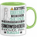 Snowshoer Geschenk Tasse Lustiger Spruch Erheben Sie Sich Der Snowshoer Betritt den Raum Grün Trendation