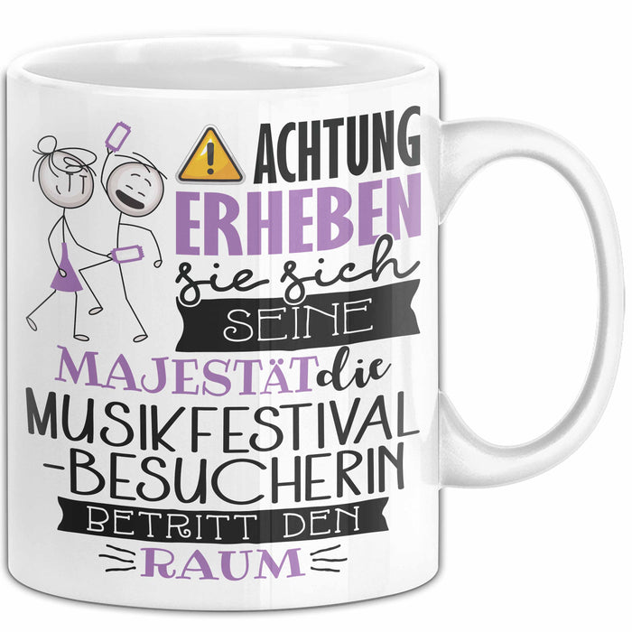 Musikfestival-Besucherin Tasse Geschenk Lustiger Spruch Bitte Erheben Sie Sich Seine Majestät Die Musikfestival-Besucherin Betritt Den Raum Weiß Trendation