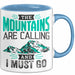 Ski Tasse Geschenk Grafik The Mountains Are Calling And I Must Go Becher Blau Trendation