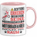 Motorradfahrer Geschenk Tasse Lustiger Spruch Erheben Sie Sich Der Motorradfahrer Betritt den Raum Rosa Trendation