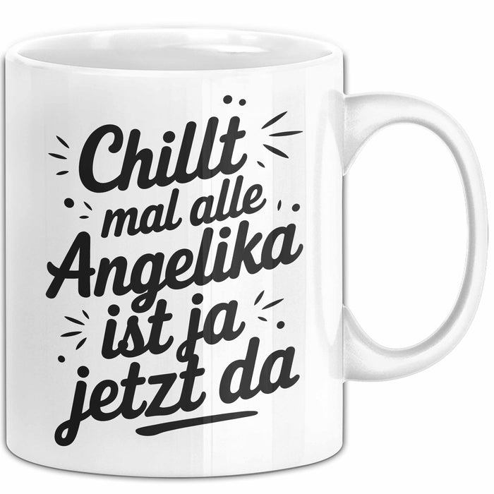 Angelika Tasse Geschenk Chillt Mal Alle Angelika Ist Ja Jetzt Da Geschenkidee Becher mit Name Weiß Trendation