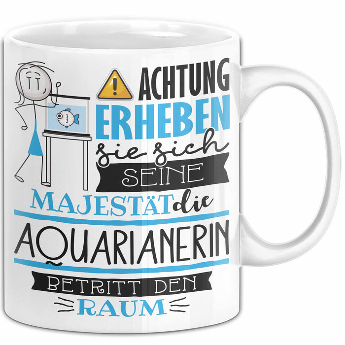 Aquarianerin Tasse Geschenk Lustiger Spruch Bitte Erheben Sie Sich Seine Majestät Die Aquarianerin Betritt Den Raum Weiß Trendation