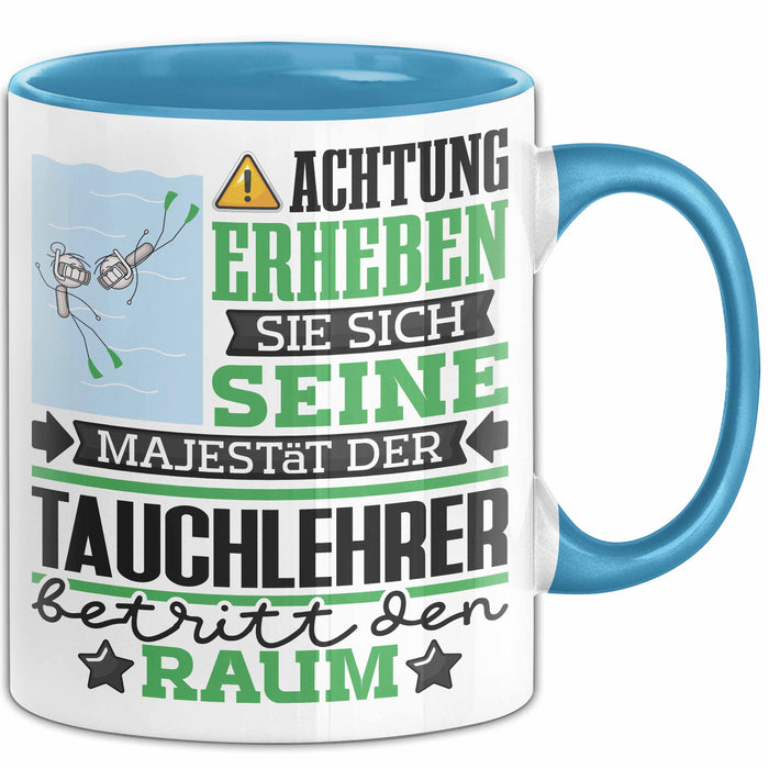 Tauchlehrer Geschenk Tasse Lustiger Spruch Erheben Sie Sich Der Tauchlehrer Betritt den Raum Blau Trendation