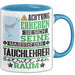 Tauchlehrer Geschenk Tasse Lustiger Spruch Erheben Sie Sich Der Tauchlehrer Betritt den Raum Blau Trendation
