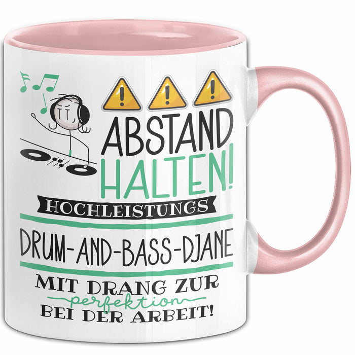Drum-and-Bass-DJane Tasse Geschenk Lustig Abstand Halten Hochleistungs-Drum-and-Bass-DJane Mit Drang Zur Perfektion Bei Der Arbeit Rosa Trendation