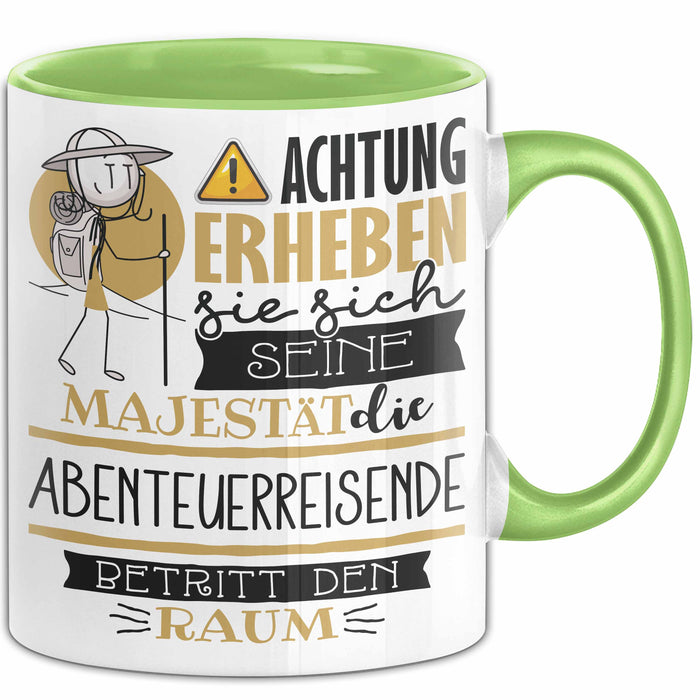 Abenteuerreisende Tasse Geschenk Lustiger Spruch Bitte Erheben Sie Sich Seine Majestät Die Abenteuerreisende Betritt Den Raum Grün Trendation