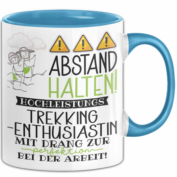 Trekking-Enthusiastin Tasse Geschenk Lustig Abstand Halten Hochleistungs-Trekking-Enthusiastin Mit Drang Zur Perfektion Bei Der Arbeit Blau Trendation
