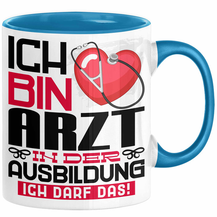 Arzt Ausbildung Tasse Geschenk Ich Bin Arzt In Der Ausbildung Ich Darf Das Geschenkidee Spruch Blau Trendation
