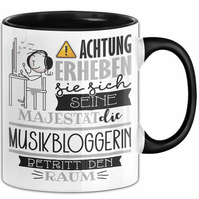 Musikbloggerin Tasse Geschenk Lustiger Spruch Bitte Erheben Sie Sich Seine Majestät Die Musikbloggerin Betritt Den Raum Schwarz Trendation