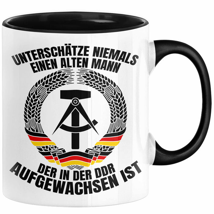 DDR Mann Tasse Geschenk Unterschätze Niemals Einen Alten Mann Der In Der DDR AufgewachsenIst Kaffee-Becher Schwarz Trendation