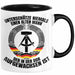DDR Mann Tasse Geschenk Unterschätze Niemals Einen Alten Mann Der In Der DDR AufgewachsenIst Kaffee-Becher Schwarz Trendation