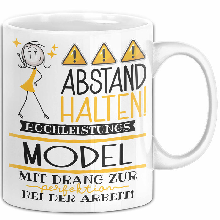 Model Tasse Geschenk Lustig Abstand Halten Hochleistungs-Model Mit Drang Zur Perfektion Bei Der Arbeit Weiß Trendation