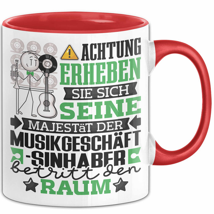 Musikgeschäftsinhaber Geschenk Tasse Lustiger Spruch Erheben Sie Sich Der Musikgeschäftsinhaber Betritt den Raum Rot Trendation