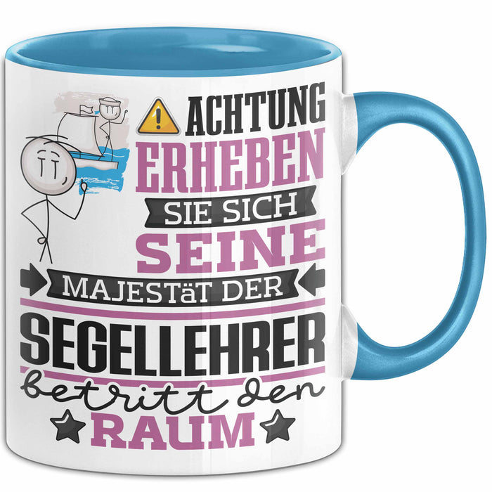 Segellehrer Geschenk Tasse Lustiger Spruch Erheben Sie Sich Der Segellehrer Betritt den Raum Blau Trendation